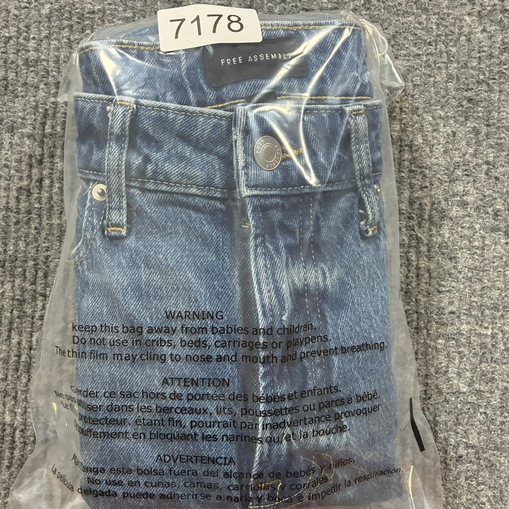 Free Assembly Womens Straight Jeans Size 6 Blue Distressed Denim Stretch Raw Hem - Picture 9 of 9